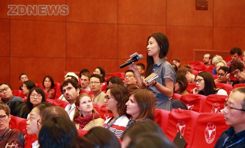 A participant asks questions at the opening ceremony of the fourth biennial Conference of the Association of Critical Heritage Studies in Hangzhou, Zhejiang province, on Sept 1..jpg