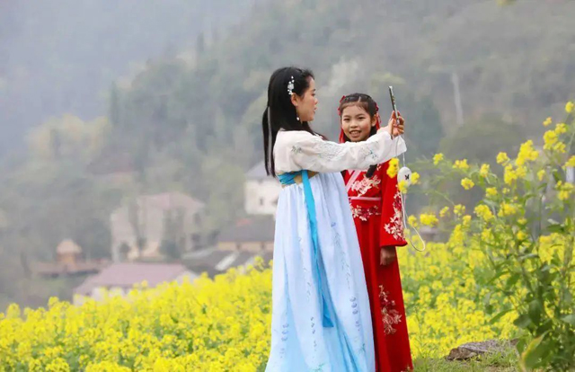 People celebrate traditional Flower Festival in Hangzhou