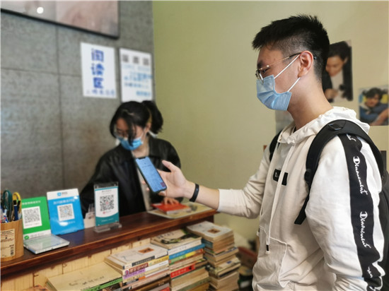 RMB goes digital in Hangzhou's most bustling commercial area