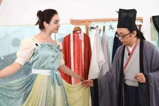 Foreigners explore Song Dynasty culture in Hangzhou