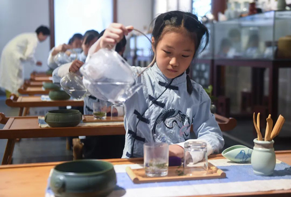 School in Hangzhou greets International Tea Day
