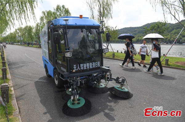 Unmanned 5G sanitation robot works in Hangzhou