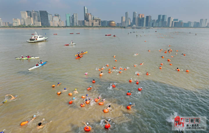 2,022 swimming lovers cross Qiantang River