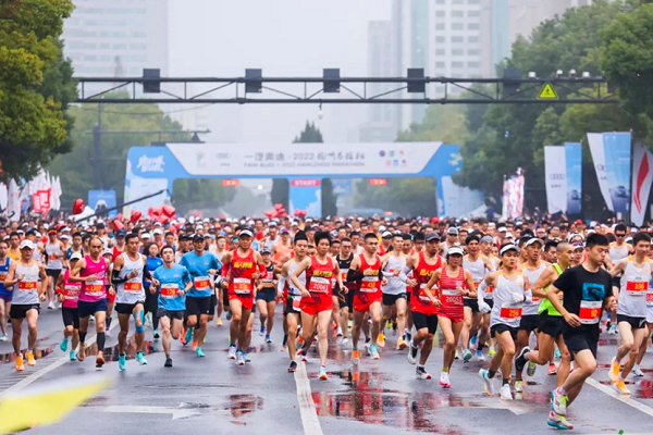 Marathon runners test endurance in Hangzhou after two-year wait
