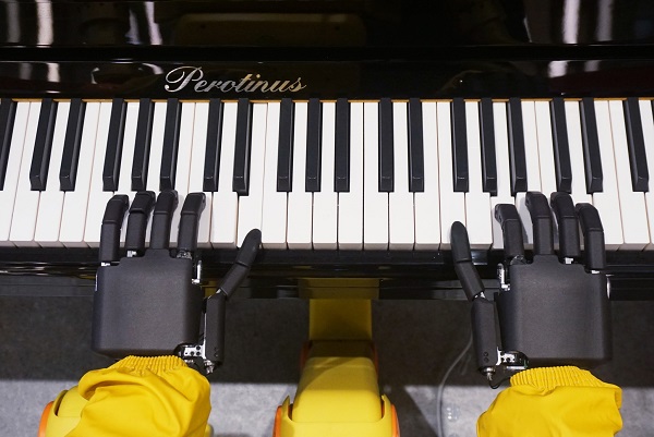 Robot pianist gives diners a taste of the future
