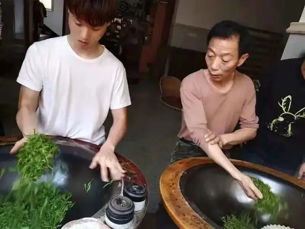 Post-2000s hand-fried tea maker in Hangzhou's tea village