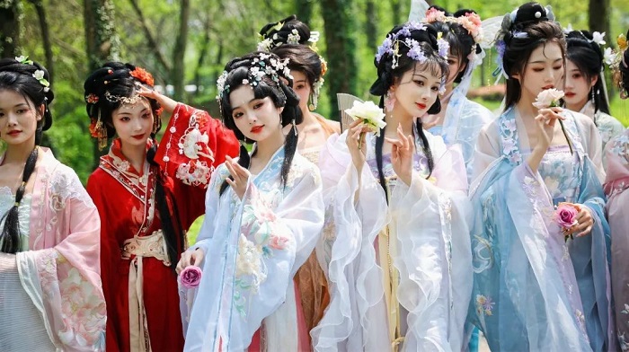 Hanfu lovers gather in Xixi Wetland in Hangzhou to celebrate coming of spring
