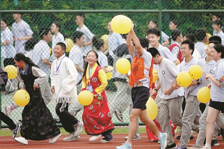 Hangzhou, Tibetan students share cultural exchanges
