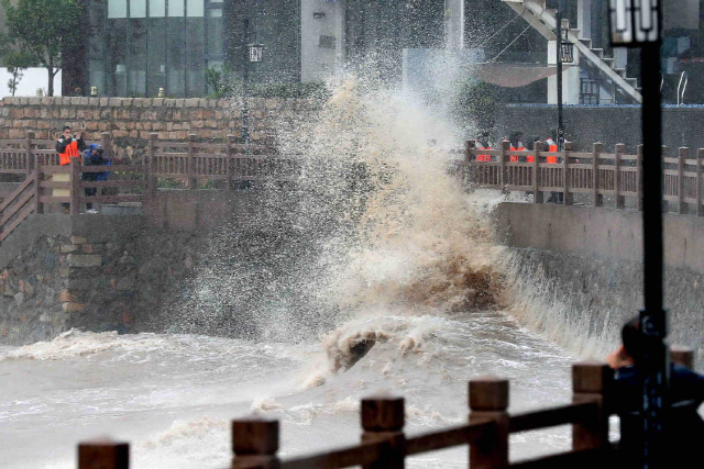 More cities brace for typhoon as Muifa makes landfall