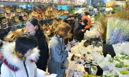 Hangzhou florist shops get ready for International Women's Day