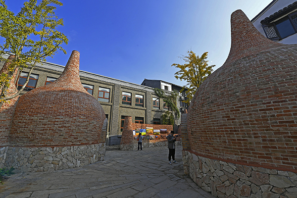 Clay bottle-shaped video hall spruces up Hangzhou cinema