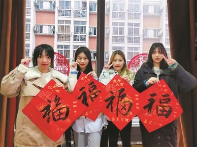 University students enjoy colorful holiday life in Hangzhou