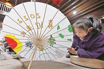 Children create paper umbrellas, paper cutting works to welcome Asian Games