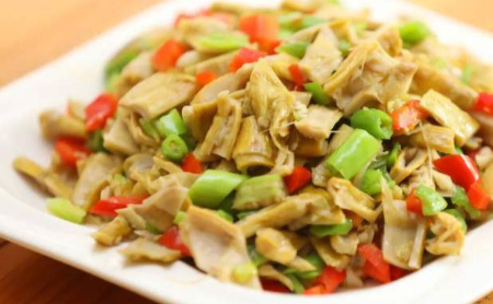 Stir-fried bamboo shoots with red chili, green pepper