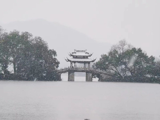 Snowy West Lake in Hangzhou