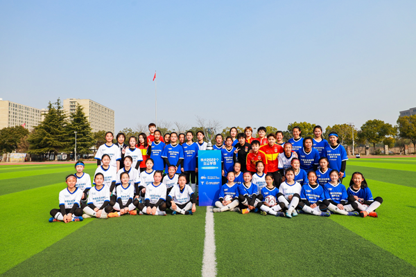 Women's football team shares sporting spirit with Hangzhou students