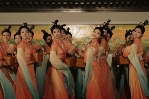 Royal dance show premieres at Deshou Palace