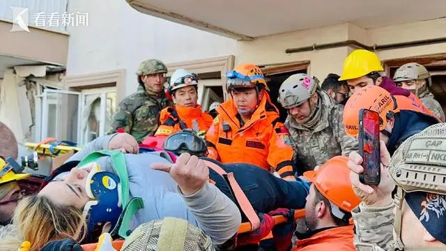 Chinese rescue teams extract 6 from rubble