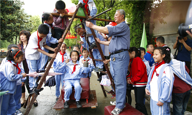 半山立夏习俗—称人（杨于佳）_副本.jpg