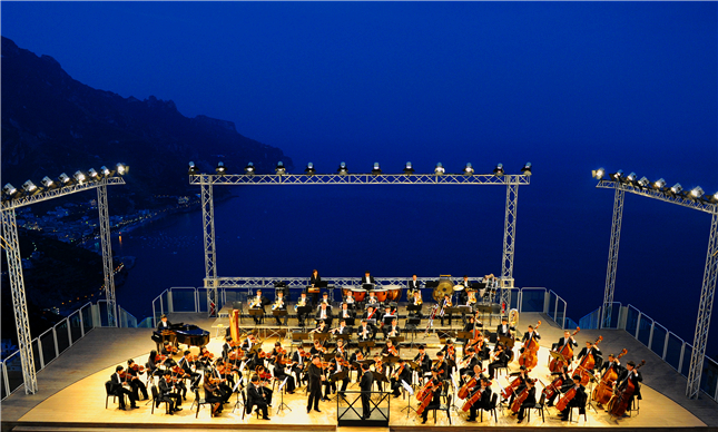 2011年杭州爱乐乐团举办欧洲巡演，图为乐团在意大利海滩边参加拉韦洛音乐节_副本.jpg