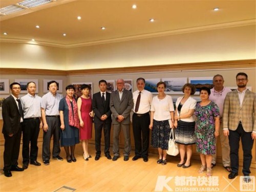 Officials pose at a photo exhibition in Budapest, capital of Hungary, on Aug 15..jpg