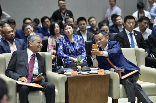 Malaysian Prime Minister Mahathir Mohamad talks with Jack Ma, executive chairman of Chinese e-commerce giant Alibaba Group, on Aug 18..jpg