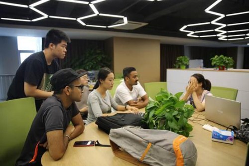 Overseas students discuss about how to start a business at an entrepreneurial center in the Cross-Border Trading Town in Hangzhou, Zhejiang province.jpg