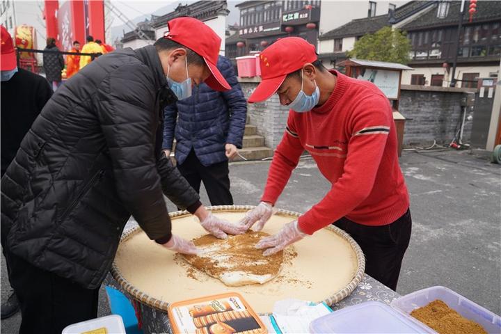 Hangzhou villagers make New Year cake.jpg