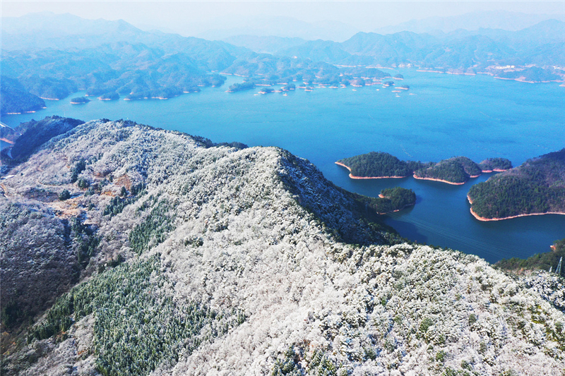 杭州千岛湖雪后初晴 湖水清清白雪皑皑VCG111312272092.jpg