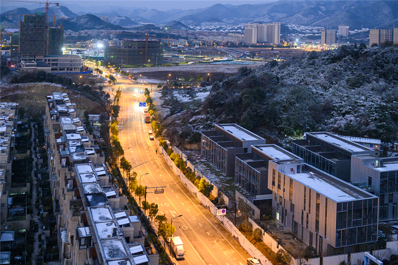杭州：富阳硅谷小镇被白雪覆盖VCG111312246957.jpg