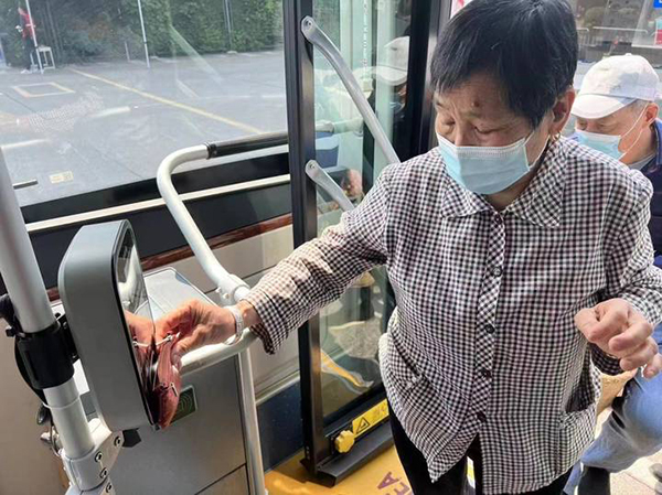 Hangzhou updates bus pass system to benefit residents