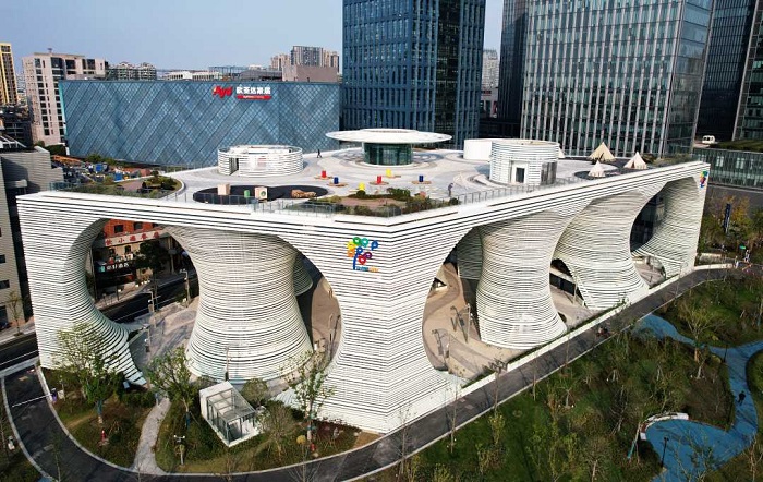 Futuristic parking lot 'on duty' in Hangzhou