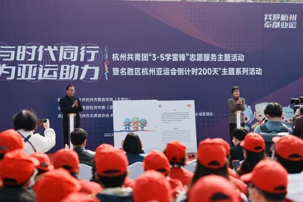 Asian Games volunteers receive new English service guidebook