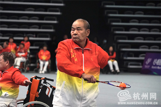 Disabled athletes participate in tai chi softball competition