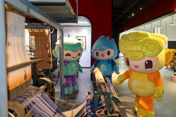 Asian Games mascots learn about smart silk manufacturing
