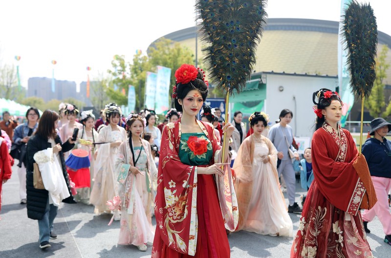 Hanfu lovers celebrate arrival of spring in Hangzhou