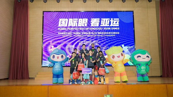 Foreigners sharpen badminton skills in Hangzhou
