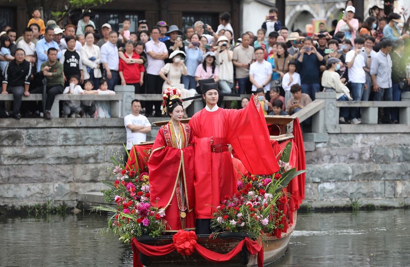 Song Dynasty water wedding comes alive in Jiande