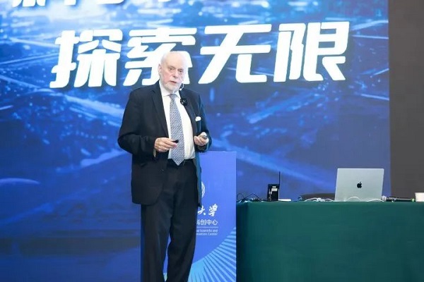 Nobel Prize winner makes speech at Zhejiang University