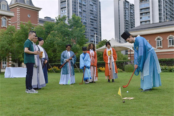 Silk painting depicts golf-like sport in Song Dynasty