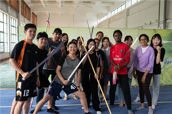 ZJU students eager for Gen Z Intl Youth Newscasters for Asian Games