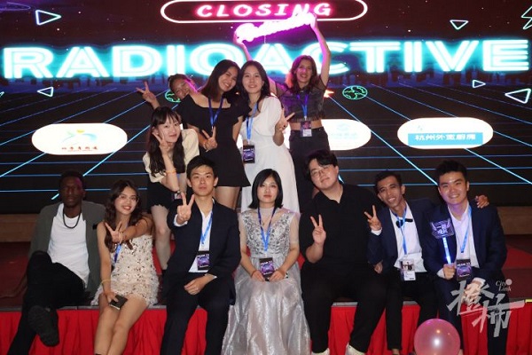 Farewell to Hangzhou: Intl students celebrate graduation with radioactive prom