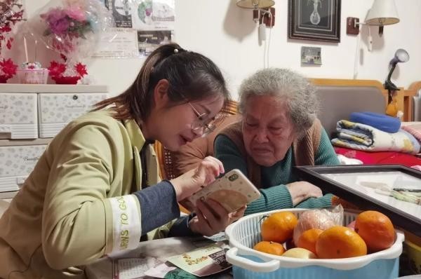 Nursing home in Hangzhou recruits young people to accompany elderly people