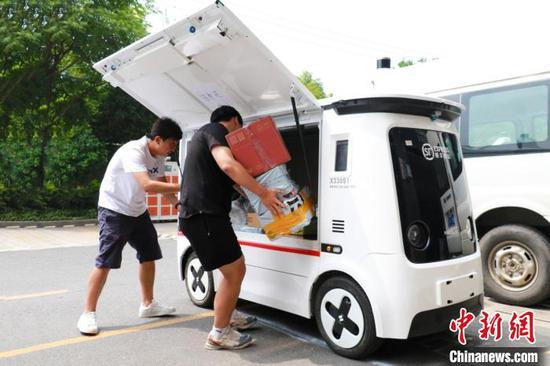 Unmanned delivery vehicles hit Hangzhou road, marking new breakthrough