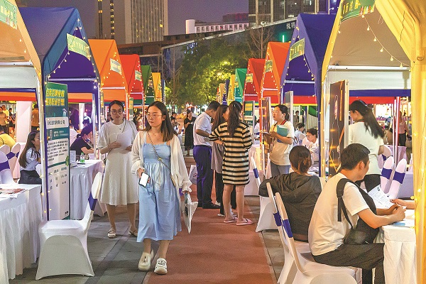 Nighttime job fairs offer graduates more options