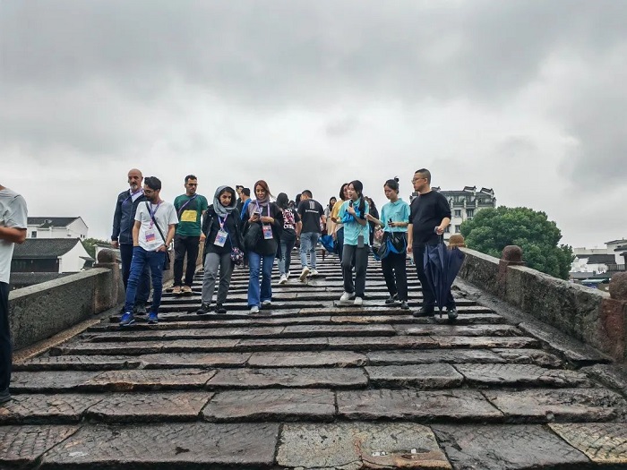 Beyond the Games| Foreign journalists embark on city tours in Hangzhou