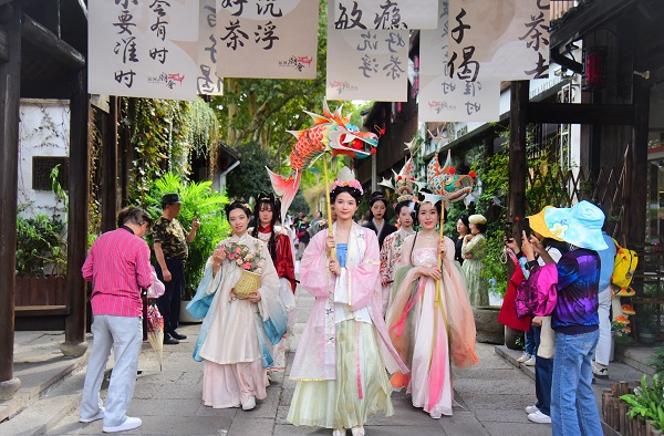 Grand canal-themed temple fair opens in Hangzhou