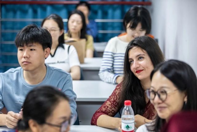 Vibrant night school scene emerges in Hangzhou