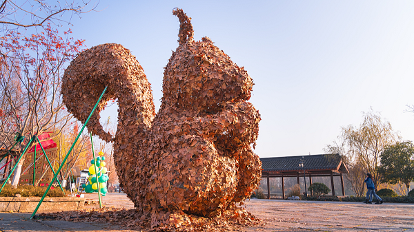 Students transform fallen leaves into art in Hangzhou