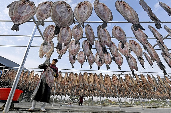 Savory aromas fill Hangzhou streets, welcoming festive season